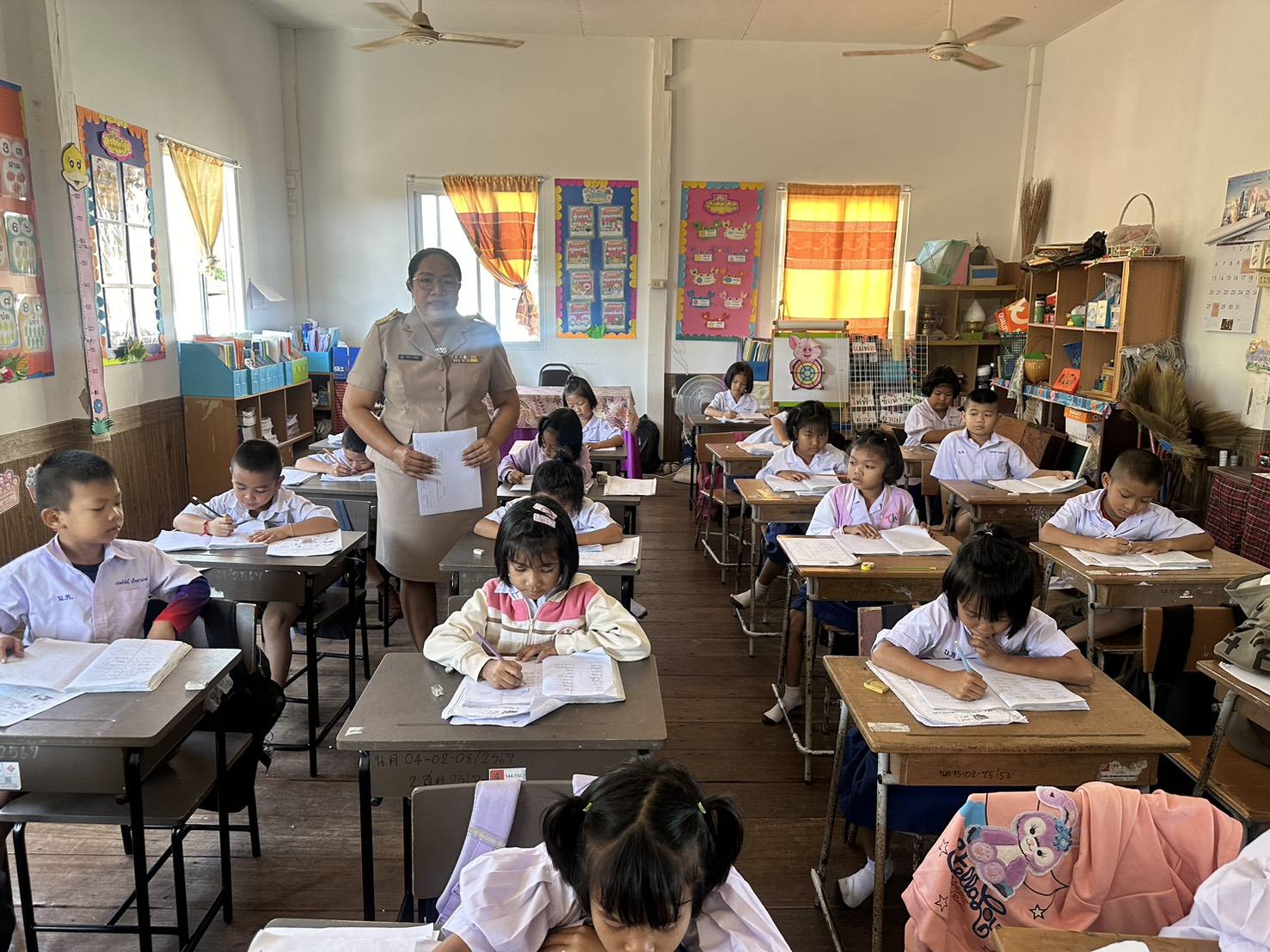 วันจันทร์ ที่ 1 ธันวาคม พ.ศ. 2568 โรงเรียนบ้านหนองคูณ ดำเนินการประเมินการอ่านการเขียนนักเรียนชั้นประถมศึกษาปีที่ 1-6 ตามแนวทาง "ร้อยเอ็ด 2 วิถีใหม่ อ่านออกเขียนได้ รายมือสวย" ภายใต้นวัตกรรม ROIET 2 plus Model ประจำเดือนพฤศจิกายน ภาคเรียนที่ 2 ปีการศึกษา 2568
