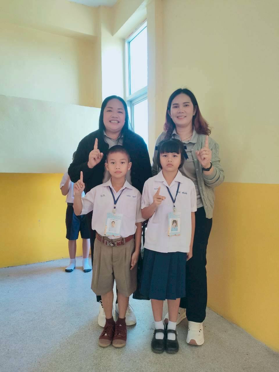 โรงเรียนบ้านหนองคูณ ขอแสดงความยินดีกับ เด็กชายธนภัทร บุญศรี นักเรียนชั้น ป.2 เด็กหญิงปภาวี ศรีแก้ว นักเรียนชั้น ป.3 รางวัลเหรียญทอง ลำดับที่ 5 กิจกรรมการแข่งขันการประกวดมารยาทไทย ระดับชั้นประถมศึกษาปีที่ 1-3 ครูผู้ฝึกสอน คุณครูอุลัยพร หินซุย คุณครูศิรินภา ภูกลาง #งานศิลปหัตถกรรมนักเรียน_ครั้งที่73