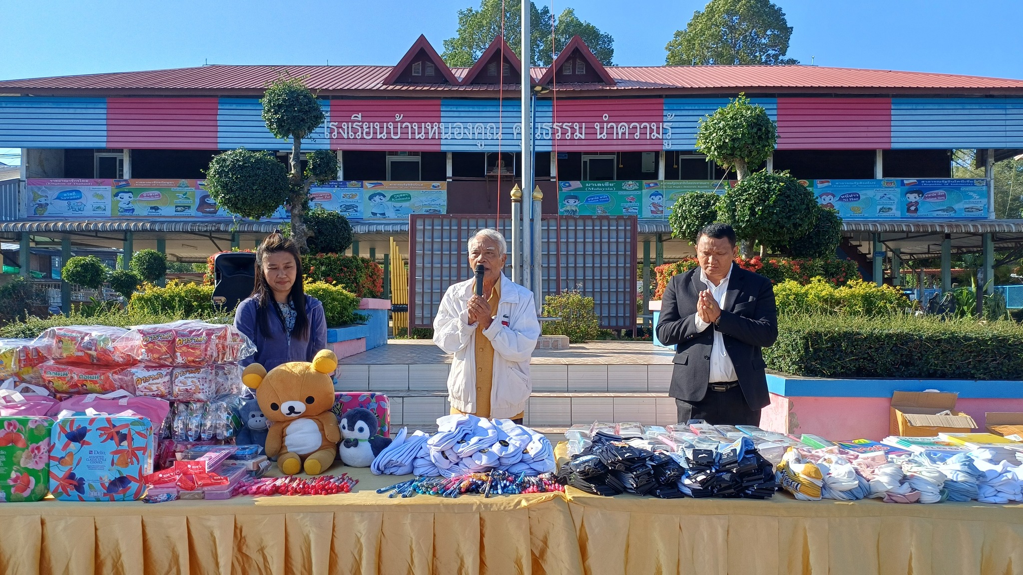 โรงเรียนบ้านหนองคูณ ขอขอบพระคุณ คุณพ่อบุญทัน ต้นทอง อดีตผู้อำนวยการฝ่ายบุคคล บริษัท Fujikura Electronic (Thailand) และทีมงาน พร้อมด้วยตัวแทนศิษย์เก่าโรงเรียนหอวัง กรุงเทพมหานคร มอบอุปกรณ์การเรียน อุปกรณ์กีฬา ของใช้ ของเล่นต่างๆ ให้แก่นักเรียน โรงเรียนบ้านหนองคูณ ขอให้ทุกท่านที่มีส่วนเกี่ยวข้องที่มีจิตอันเป็นกุศลในครั้งนี้ ขอให้ทุกๆท่านมีสุขภาพพลานามัยที่สมบูรณ์แข็งแรง ปราศจากโรคภัยไข้เจ็บ มีความเจริญรุ่งเรืองในหน้าที่การงาน เดินทางปลอดภัยทุกเส้นทาง กิจการค้าขายร่ำๆรวยๆ