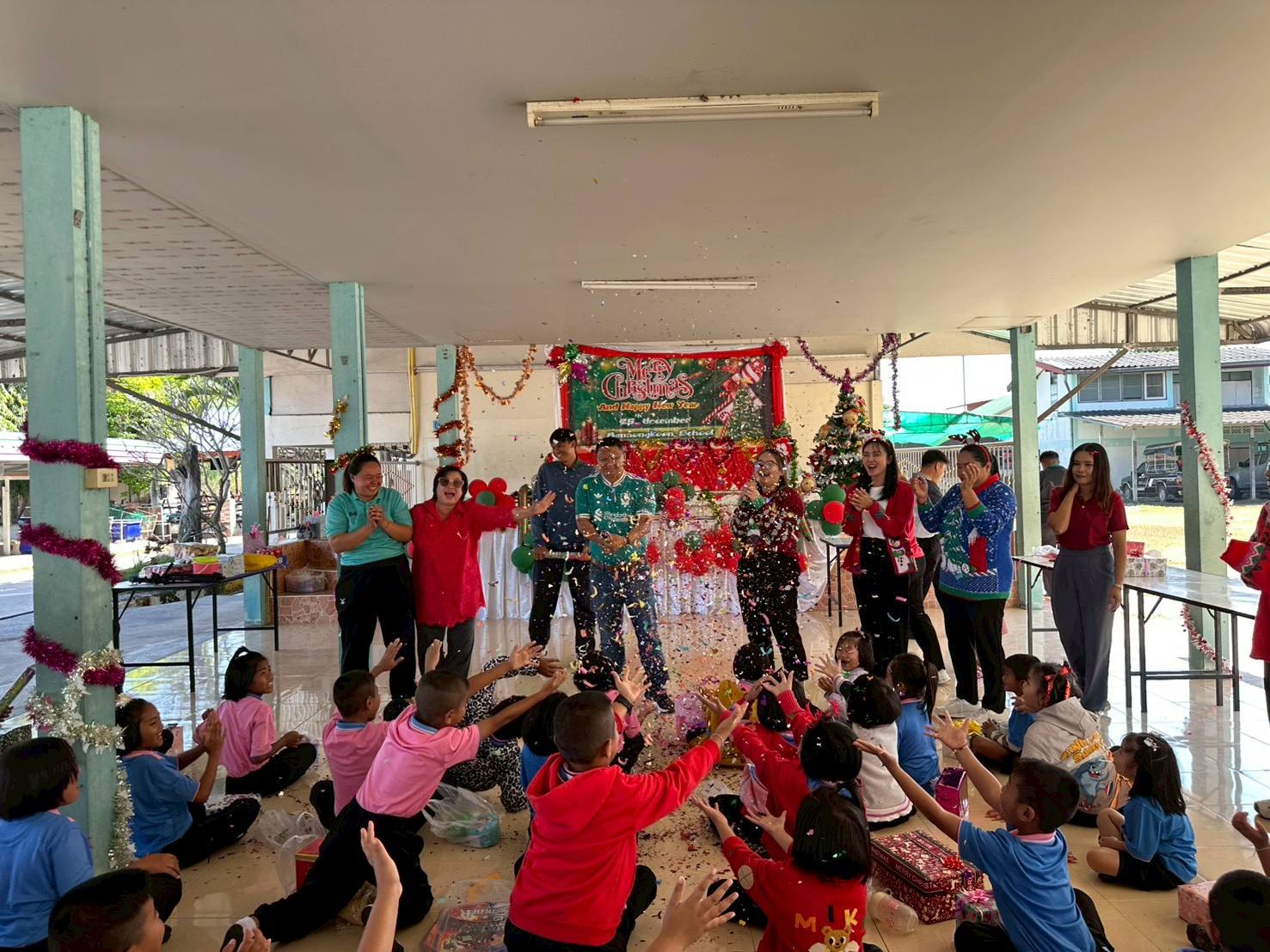 โรงเรียนบ้านหนองคูณ จัดกิจกรรมส่งมอบความสุข ส่งท้ายปีเก่าต้อนรับปีใหม่ จับฉลากแลกเปลี่ยนของขวัญให้กับลูกๆนักเรียน ขอให้ทุกท่านทุกคนมีความสุข สุขภาพแข็งแรง ร่ำๆรวยๆ ตลอดปีตลอดไปครับ  2025-12-31 06:59:30   10 ครั้ง