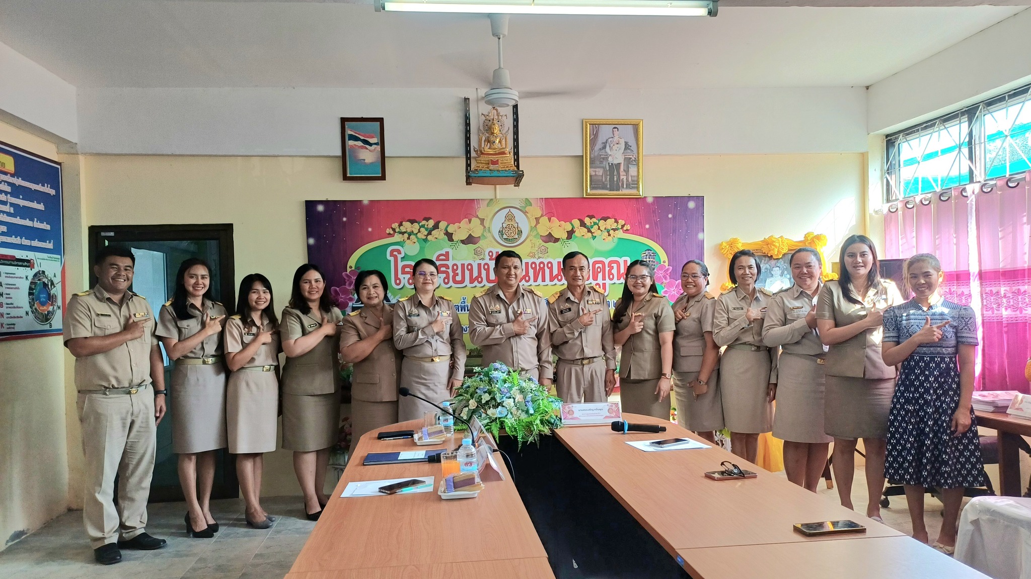 วันจันทร์ ที่ 16 กุมภาพันธ์ พ.ศ. 2569 โรงเรียนบ้านหนองคูณ ได้รับการติดตาม ตรวจสอบ ประเมินผลและนิเทศการศึกษา โดยคณะอนุกรรมการ สำนักงานเขตพื้นที่การศึกษาประถมศึกษาร้อยเอ็ด เขต 2 ประกอบด้วย 1. ดร.มิญช์มนัส วรรณมหินทร์ สลางสิงห์ รอง ผอ.สพป.รอ.2 ประธานอนุกรรมการ 2. ผอ.สรรเสริญ กลิ่นพูน ประธานศูนย์เครือข่ายฯ ที่ 1 หนองฮี รองประธานอนุกรรมการ 3. ผอ.อลงกรณ์ ดุสอน ผู้อำนวยการโรงเรียนบ้านดูกอึ่งศรีเจริญ (ศรีปัญญาวิทยาคม) อนุกรรมการ 4. ผอ.วราภรณ์ แผลงฤทธิ์ ผู้อำนวยการโรงเรียนเด่นราษฎร์วิทยา อนุกรรมการ 5. นางสาววชิราภรณ์ จันทร์นี ศึกษานิเทศก์ อนุกรรมการและเลขานุการ ได้ตรวจเยี่ยมห้องเรียนและให้กำลังใจในการปฏิบัติงานราชการแก่คณะครูและบุคลากรทางการศึกษาโรงเรียนบ้านหนองคูณ เพื่อติดตามผลการดำเนินงานตามภารกิจ 4 ฝ่ายงานหลักของสถานศึกษา และการดําเนินงาน ตามนโยบายจุดเน้นสำนักงานเขตพื้นที่การศึกษาประถมศึกษาร้อยเอ็ด เขต 2 “งานสําเร็จผล คนมีความสุข ทุกคนปลอดภัย” ภายใต้ ROIET2 Plus Model สำนักงานคณะกรรมการการศึกษาขั้นพื้นฐาน กระทรวงศึกษาธิการ