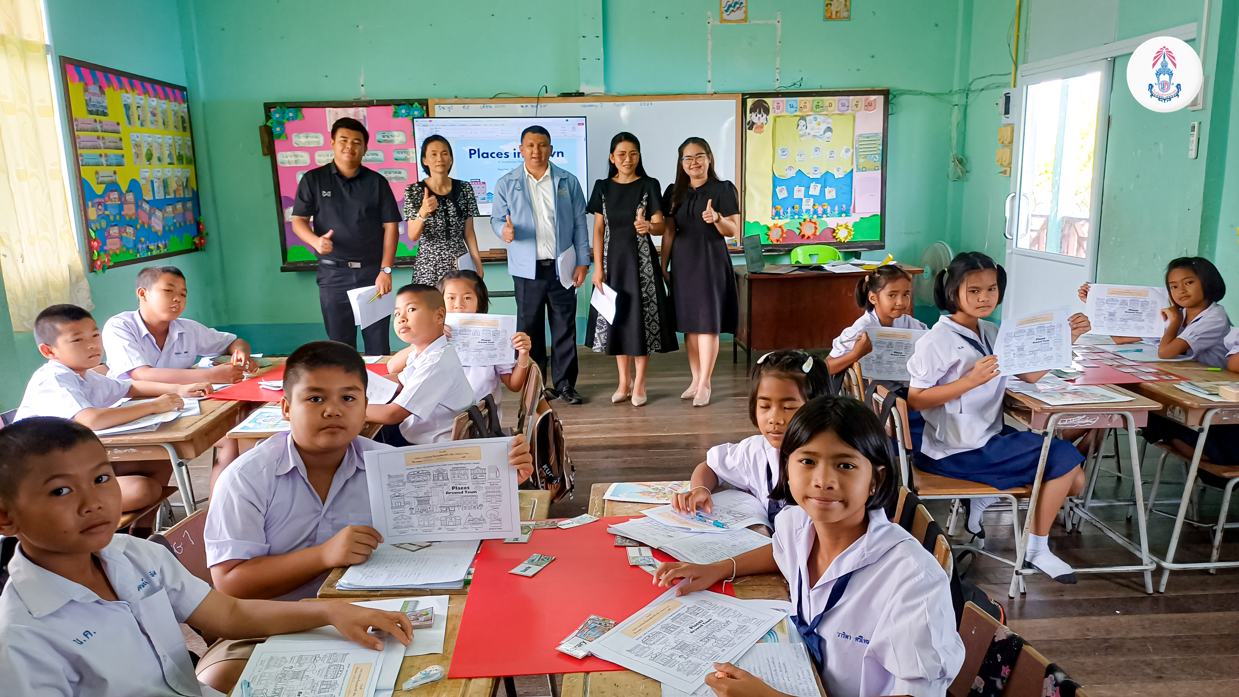 วันที่ 4 มีนาคม 2569 การดำเนินการสร้างโรงเรียนชุมชนแห่งการเรียนรู้(SLC : School as Learning Community) ปีงบประมาณ 2569 ครั้งที่ 2 สร้างความมั่นใจในคุณภาพการจัดการศึกษาของโรงเรียนบ้านหนองคูณ. นำโดย ผอ.สรรเสริญ กลิ่นพูน ครูสุมานี กลิ่นพูน ครูพนิดา เชิงหอม และครูสุภวัฒน์ สุพัฒ สังเกตและสะท้อนผลการจัดการเรียนรู้วิชาภาษาอังกฤษ ชั้นประถมศึกษาปีที่ 4 สอนโดย คุณครูบุหรัน ไชยงาม Model Teacher
