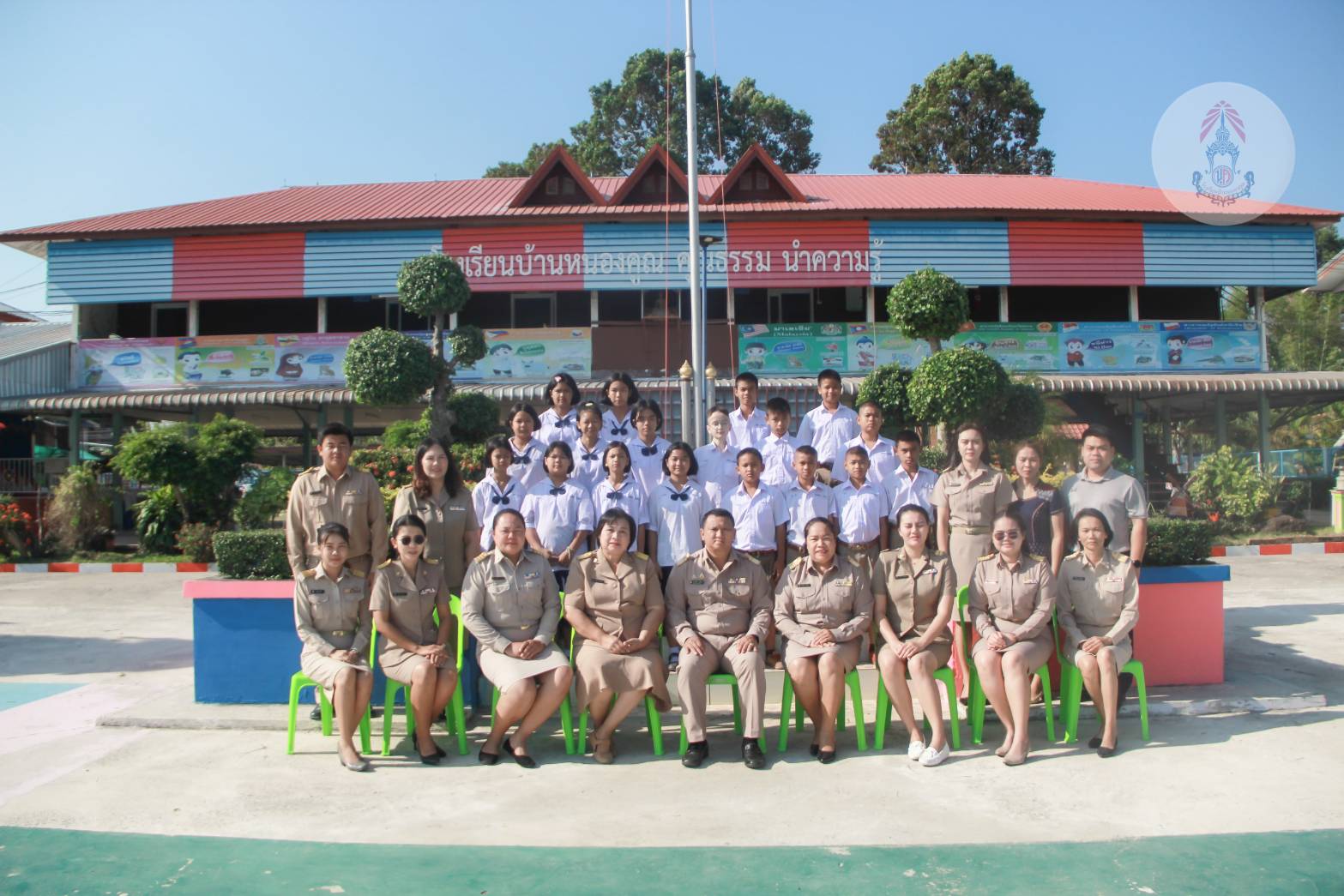 นักเรียนชั้นประถมศึกษาปีที่ 6 ปีการศึกษา 2568 ขอเรียนเชิญพ่อ แม่ ผู้ปกครองนักเรียน ร่วมแสดงความยินดีกับผู้สำเร็จการศึกษา งานปัจฉิมนิเทศ ในวัน ศุกร์ ที่ 20 เดือนมีนาคม พ.ศ. 2569 เวลา 08.30 น. เป็นต้นไป ณ หอประชุมโรงเรียนบ้านหนองคูณ
