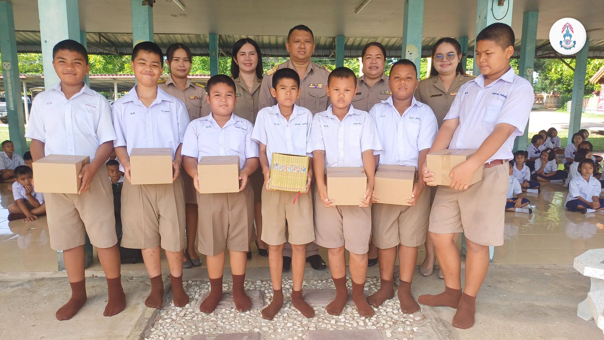 โรงเรียนบ้านหนองคูณ ขอขอบคุณ มูลนิธิศุภนิมิตแห่งประเทศไทย มอบสื่อการอ่านเพื่อเสริมทักษะ การอ่านออกเขียนได้ของนักเรียน ชุดหนังสือสามก๊ก ฉบับการ์ตูน จำนวน 7 ลัง ขอขอบคุณครับ