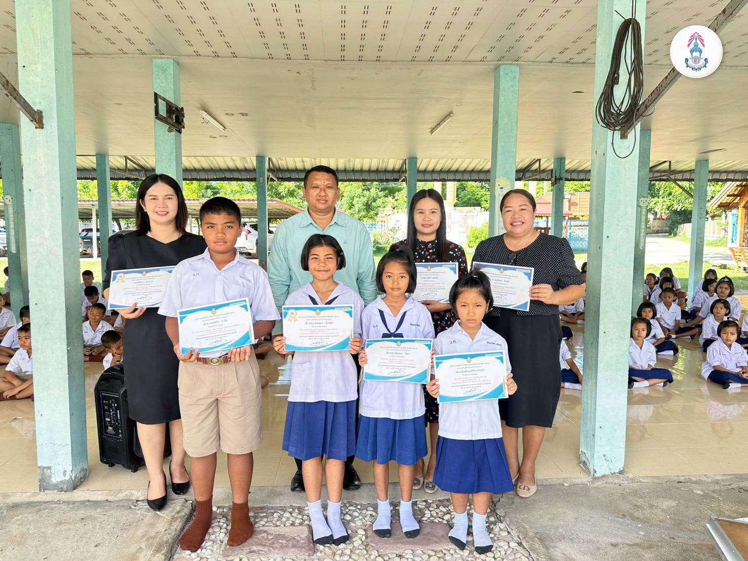 วันพุธ ที่ 26 สิงหาคม พ.ศ.2569 ผอ.สรรเสริญ กลิ่นพูน ผู้อำนวยการโรงเรียนบ้านหนองคูณ มอบเกียรติบัตร "โครงการรักษ์ภาษาไทย" แก่นักเรียนที่เป็นตัวแทนศูนย์เครือข่ายพัฒนาคุณภาพการศึกษาขั้นพื้นฐาน หนองฮี เข้าแข่งขันระดับเขตพื้นที่การศึกษาประถมศึกษาร้อยเอ็ดเขต 2 พร้อมให้โอวาท เรื่อง "ความเพียร ความพยายาม" "ความสำเร็จเกิดขึ้นได้จากการฝึกฝน การอุทิศตนเท่านั้นถึงจะสำเร็จ"